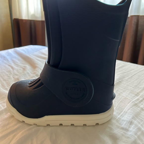 Butler Kids Size 9 Winter boots - Picture 2 of 3